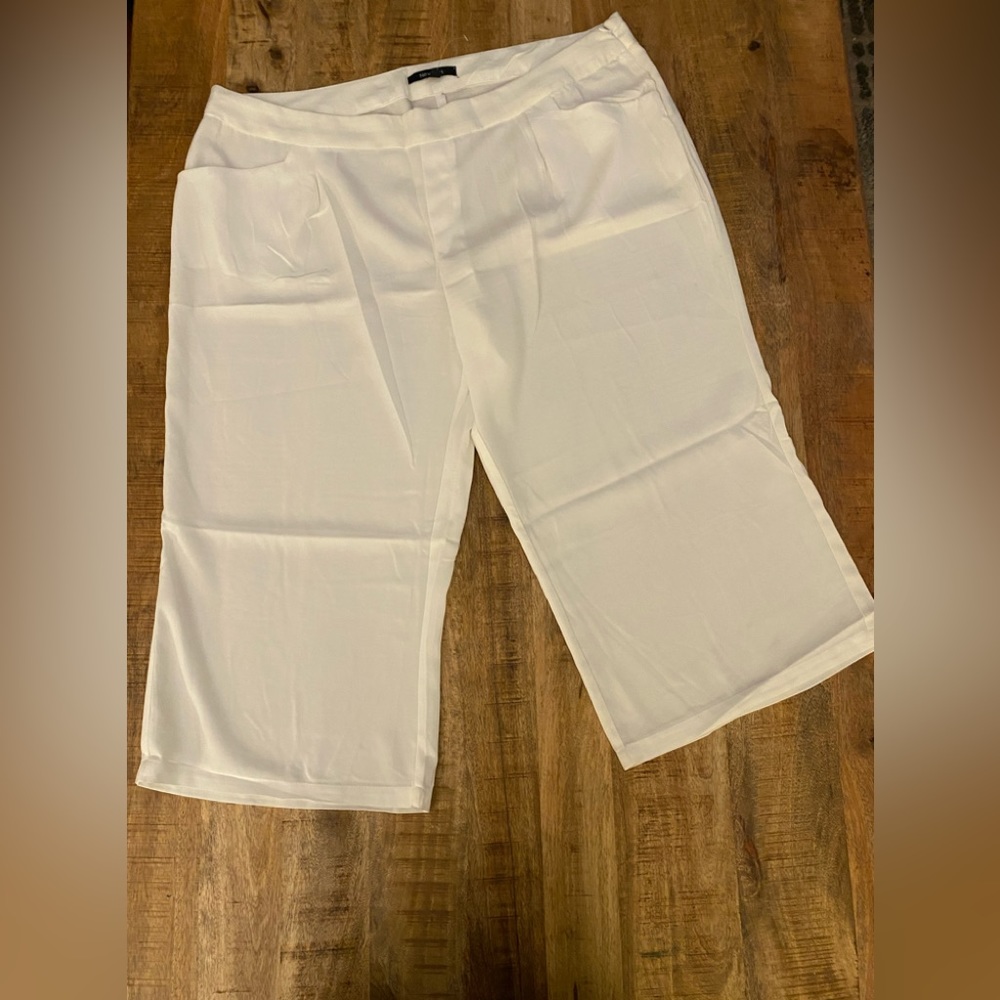 White semi sheer white Capri capris pants 2x 3/4 length NEW